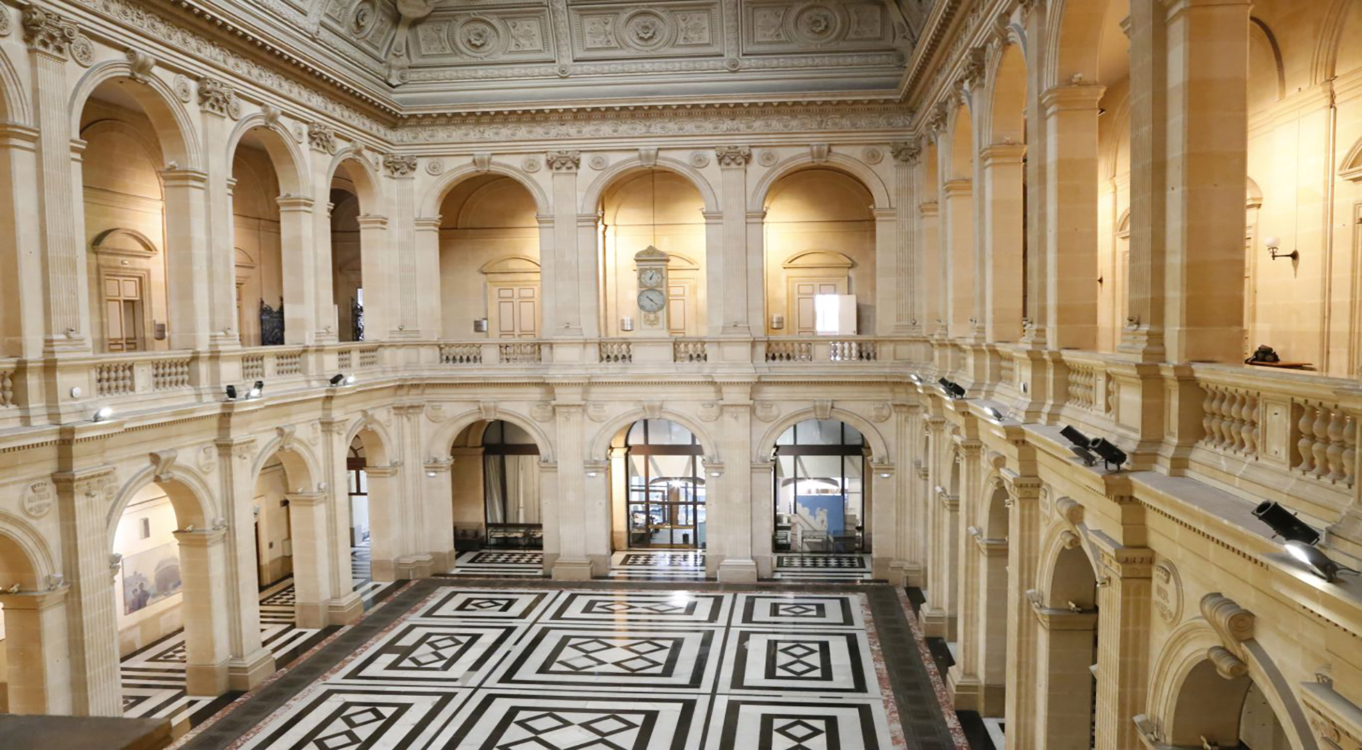 Dinner for 500 people at the Palais de la Bourse in Marseille