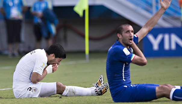 Luis Suarez Chiellini Coupe du Monde de football